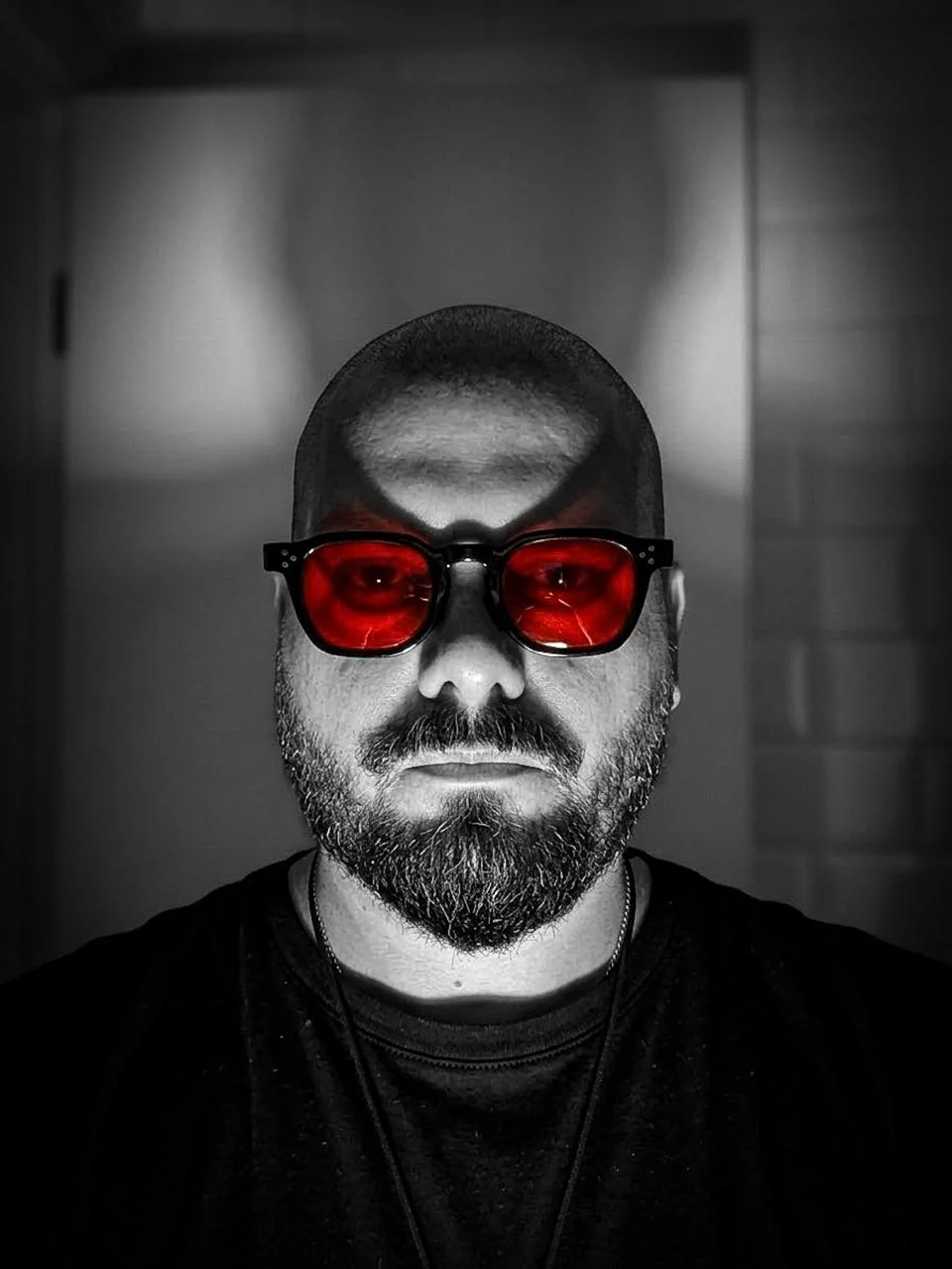 Proprietário do Te Conto Aí, com barba e óculos de lentes vermelhas